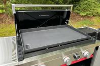 <p>Plenty of room to cook on the 30-inch Weber Slate.</p> 