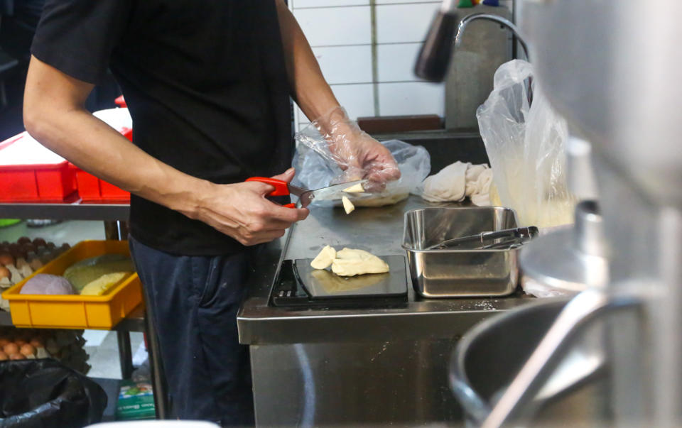 霸婆手工面 - staff making noodles