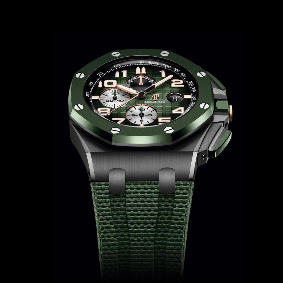 綠色是近兩年相當受歡迎的顏色，愛彼這次改以煙燻面呈現新的ROO計時碼錶，並配上金色外緣的指針與時標，這樣的配色相當少見，而橡膠錶帶的織紋裝飾更是特殊。建議售價NT$1,137,000。