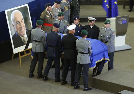 German soldiers carry the coffin of late former German Chancellor Helmut Kohl during of a memorial ceremony at the European Parliament in Strasbourg, France, July 1, 2017. REUTERS/Francois Lenoir