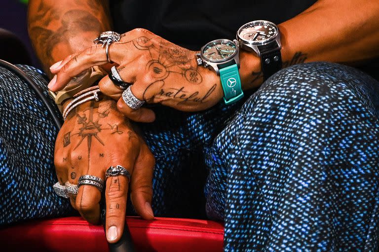 Relojes, anillos, pulseras, aros y piercings, la batería de joyas que luce Lewis Hamilton hace años y, sostiene, ya no puede quitarse en muchos casos