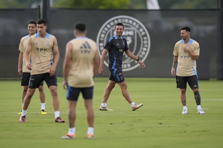 Lionel Scaloni con Lionel Messi y el plantel argentino, en uno de los entrenamientos previos a los amistosos con Ecuador y Guatemala