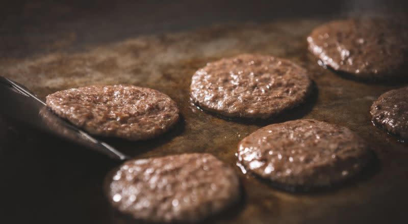 ▲麥當勞牛肉餅以100%純牛肉製作。（圖片來源／麥當勞季報）