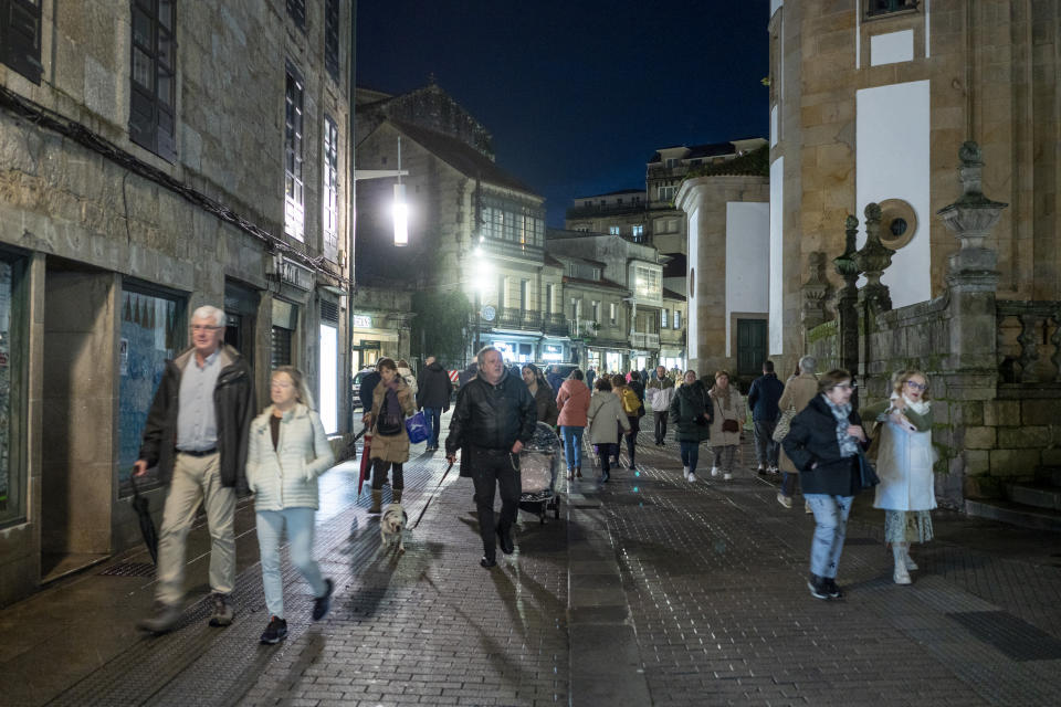 Pedestrians circulate in Pontevedra's historic center.