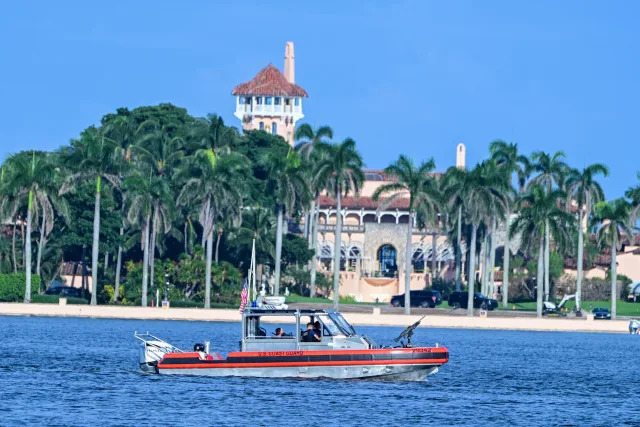 Đội tuần tra bảo vệ xung quanh Mar-A-Lago, sau khi ứng cử viên tổng thống đảng Cộng hòa và cựu Tổng thống Hoa Kỳ Donald Trump trở về từ Câu lạc bộ Golf Quốc tế Trump, nơi xảy ra vụ xả súng, đến nơi ở của ông tại Mar-A-Lago ở Palm Beach, Florida, Hoa Kỳ ngày 15 tháng 9 năm 2024. REUTERS/Giorgio Viera