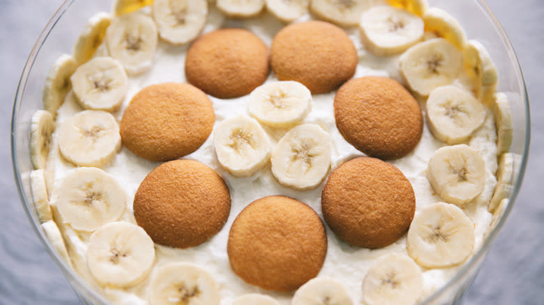 Bowl of banana pudding with garnish