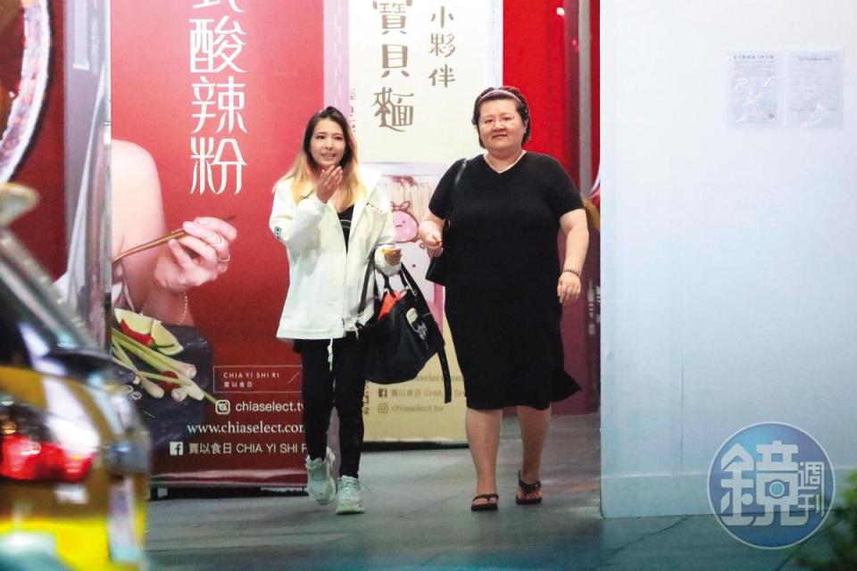 5月4日00：47，Makiyo（左）在台北信義區拍攝電影結束後，跟姐姐兼經紀人胖姐一同離開。