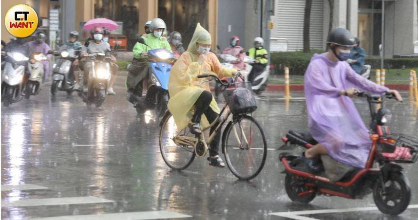 南方水氣移入，6縣市發布大雨特報。（示意圖／彭子桓攝影）