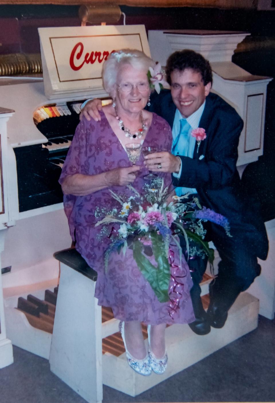 Edna and Simon on their wedding day in 2005 (SWNS)