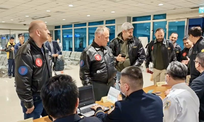 土耳其無人機救援隊6日傍晚順利抵達桃園國際機場，包括海關、移民署、航警局、衛福部等單位在第二航廈成立機坪臨時通關櫃台，方便救難隊員快速通關。（中央社／民眾提供）