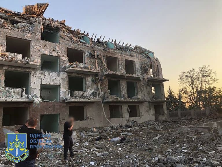 En esta foto proporcionada por la Fiscalía Regional de Odessa, se ve un edificio residencial dañado en Odessa, Ucrania, la madrugada del viernes 1 de julio de 2022, luego de los ataques con misiles rusos. Las autoridades ucranianas dijeron que los ataques con misiles rusos contra edificios residenciales en la ciudad portuaria de Odessa han matado a más de una docena de personas. (Ukrainian Emergency Service via AP)