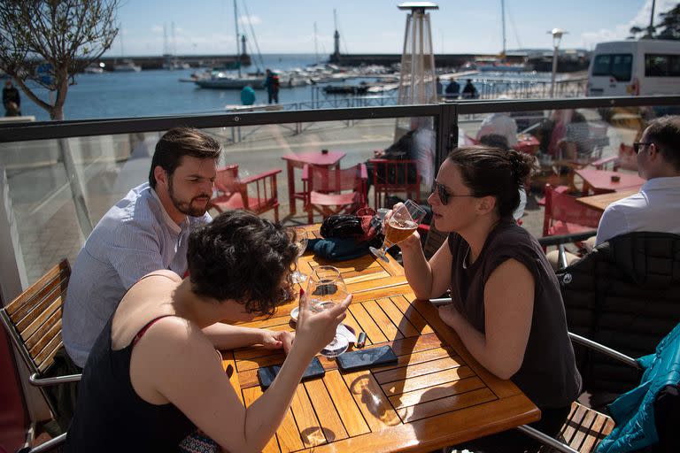 Reabrieron los bares, restaurantes y cines en Francia. Gran cantidad de gente se acercó a los bares con terrazas en distintas ciudades