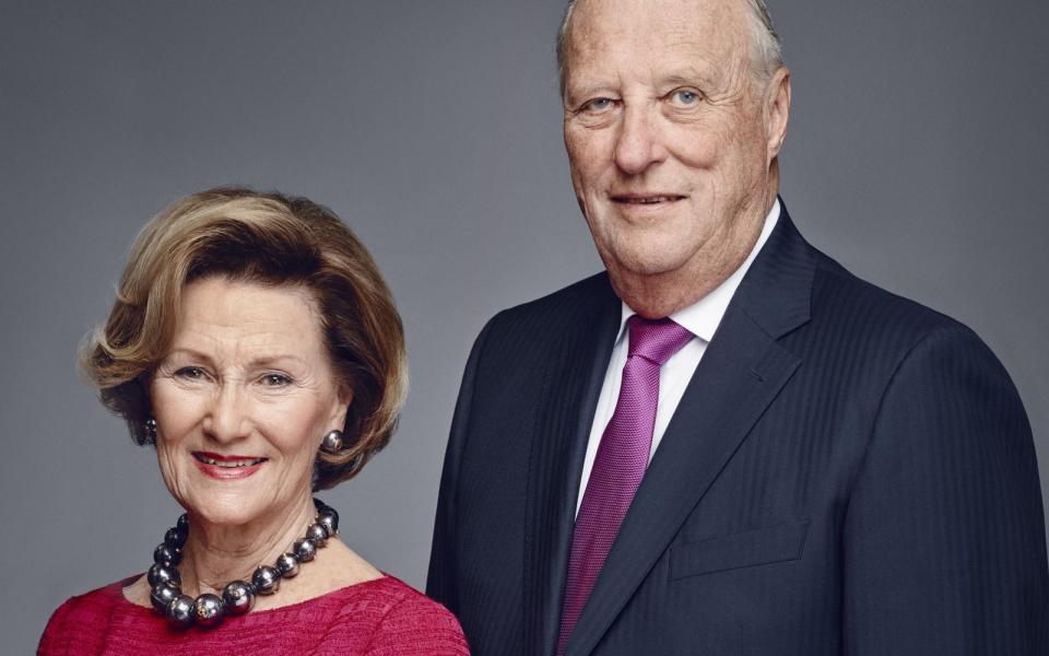 Etwa, als sich der Vater von König Harald V. dagegen sperrte, dass sein Sohn eine Bürgerliche heiratet. Neun Jahre musste Harald für seine Sonja kämpfen und drohte schließlich sogar damit, ledig zu bleiben. Weil das wohl das Ende der norwegischen Monarchie bedeutet hätte, lenkte König Olav V. ein. Harald und Sonja feierten 2018 Goldene Hochzeit. (Bild: Jorgen Gomnaes, the Royal Court via Getty Images)