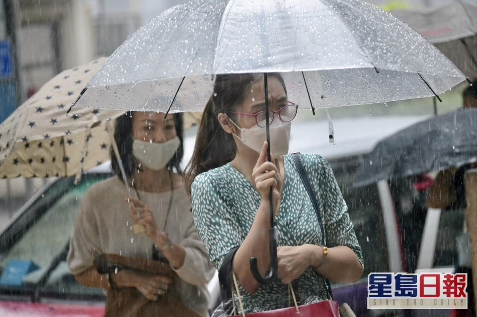 一道低壓槽會在今晚至明早橫過沿岸，帶來驟雨及雷暴。資料圖片