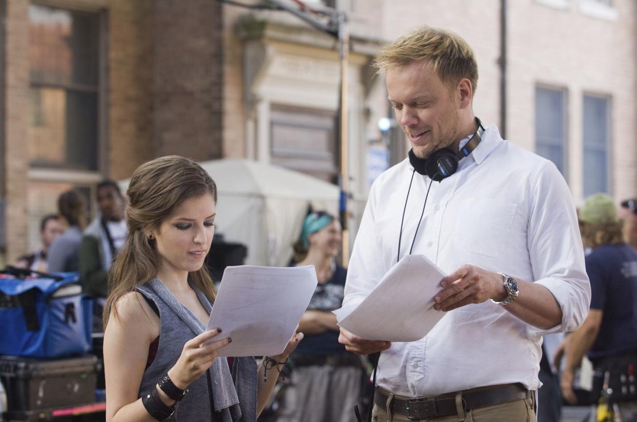 anna kendrick and jason moore on the set of pitch perfect