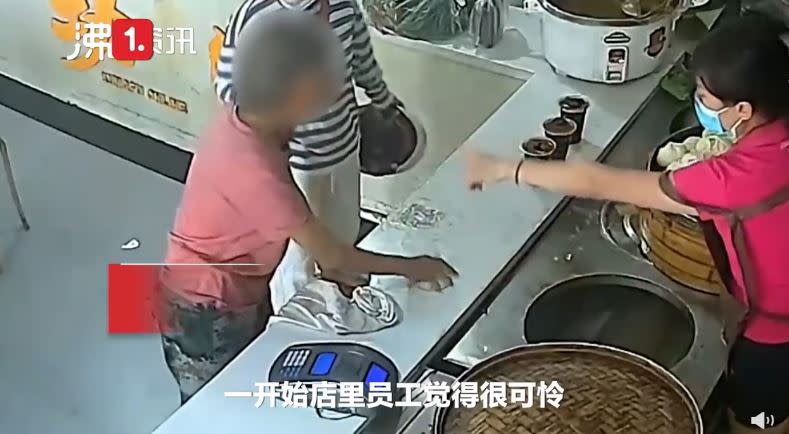 街友奶奶不滿包子有點露餡，抓起來就要砸店員。（圖／翻攝自沸點新聞）