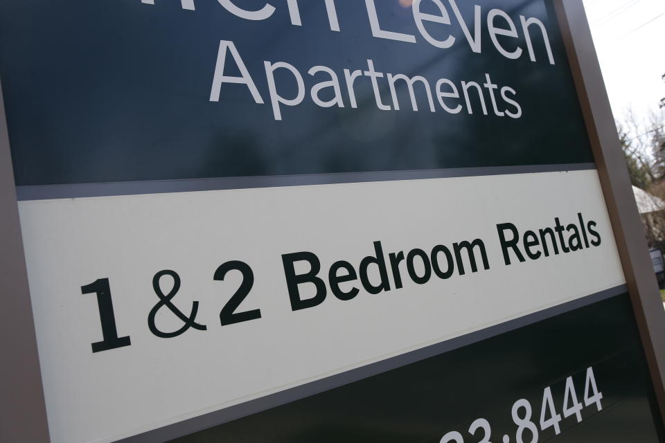 TORONTO, ON - APRIL 24 -  

An apartment for rent sign posted along Bayview Avenue.

April, 24, 2022        (Photo by Paige Taylor White/Toronto Star via Getty Images)