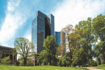 Gallileo is a 38-storey Grade A office building that stands out as one of Frankfurt’s important commercial and cultural landmarks, given its prominent location in the city’s central business district. (PRNewsfoto/CapitaLand Investment Limited)