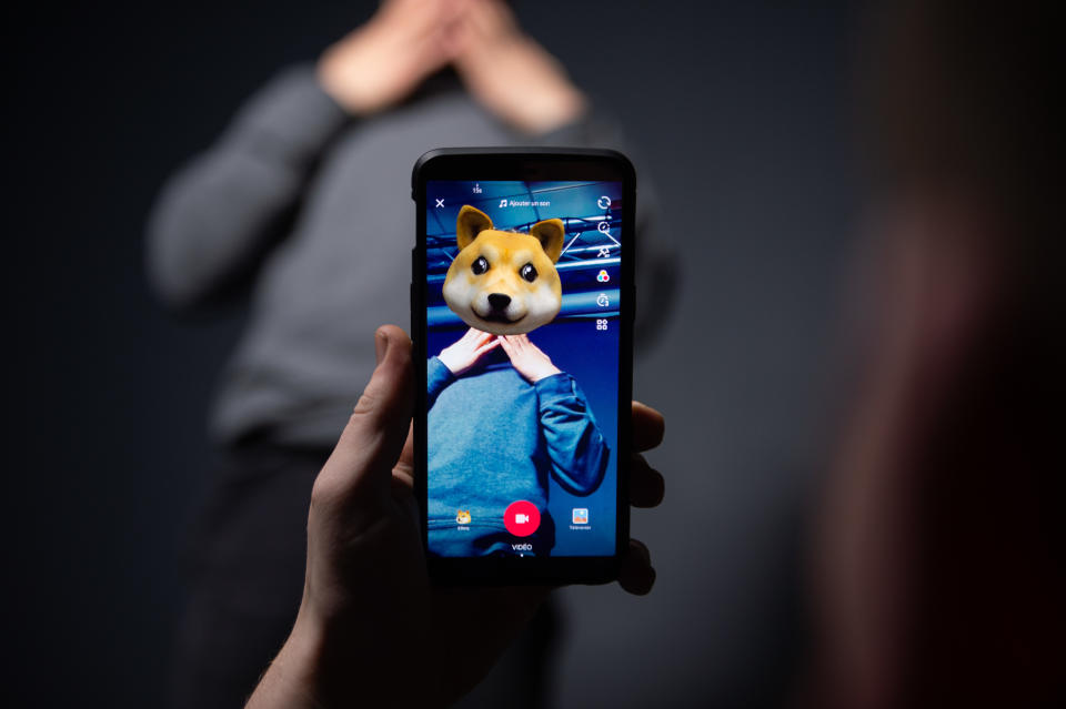 Bei TikTok können User ihre Kurzvideos mit Filtern versehen – wie zum Beispiel mit den beliebten Tiermasken, die Snapchat einst berühmt machte. (Bild: AFP/Getty Images)