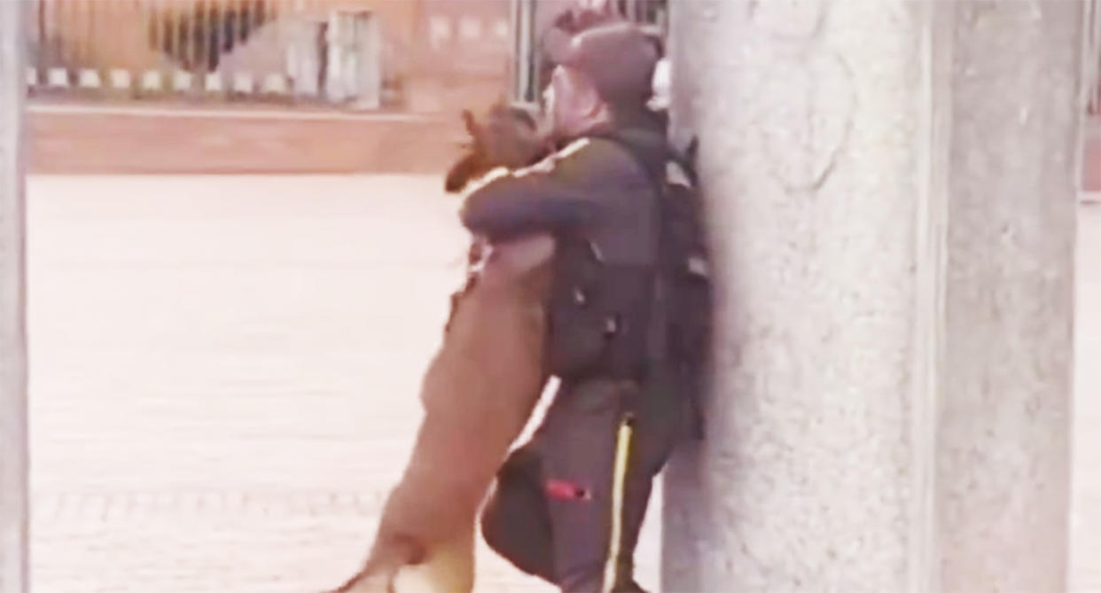 Guardia de seguridad le da un fuerte abrazo a su compañero canino. Foto: Captura de video X vía @atr_ahre