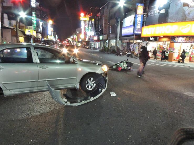 男子刁菸開車拒檢連撞1汽車6機車肇逃，圖為車禍現場。（圖／警方提供）