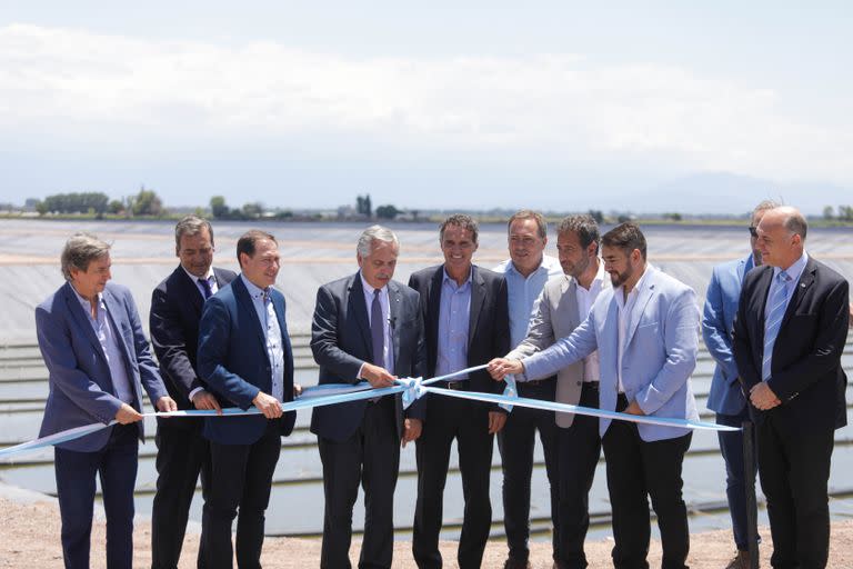 Con críticas al gobernador Rodolfo Suarez, el presidente Alberto Fernández dejó inaugurada la ampliación de la planta depuradora de líquidos cloacales en Lavalle, Mendoza, junto a intendentes peronistas. Notable ausencia de figuras kirchneristas