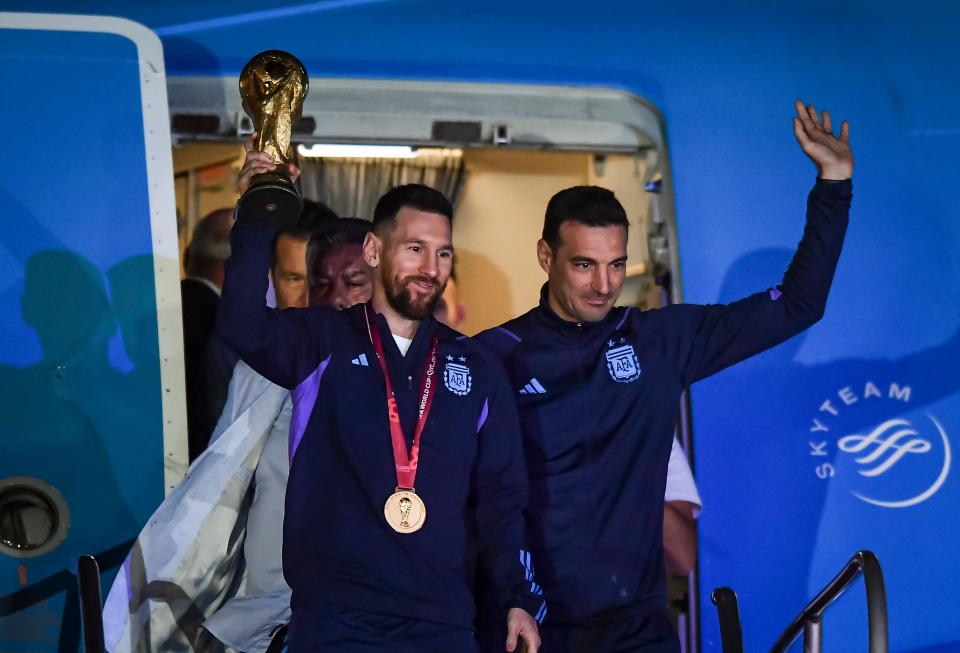 Argentina captain Lionel Messi with the World Cup trophy and coach Lionel Scaloni (Getty Images)