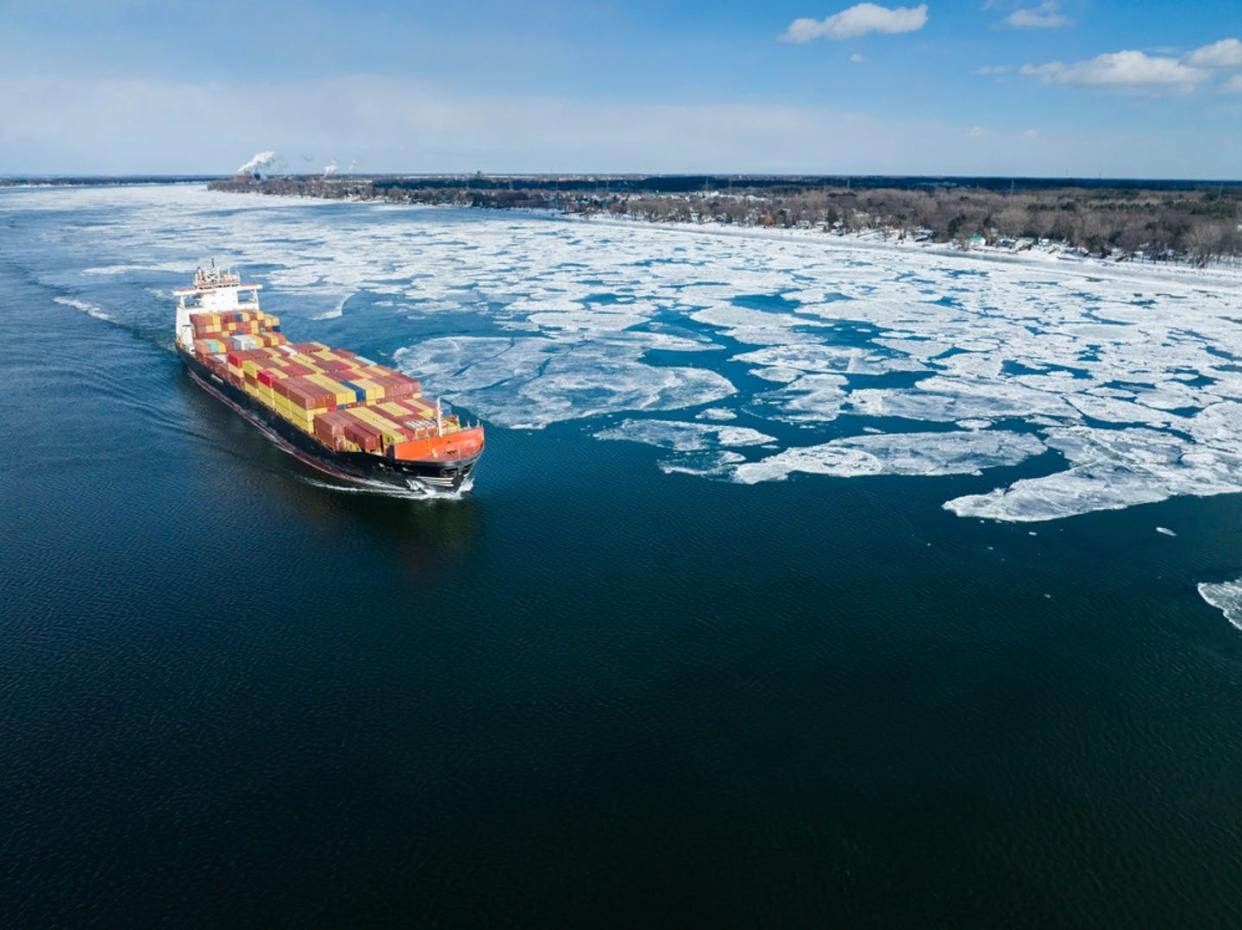 Un porte-conteneurs remonte à travers la glace d'hiver dans le fleuve Saint-Laurent, près du port de Montréal. Environ 8 000 navires marchands circulent sur le Saint-Laurent annuellement. L'importance du fleuve dans tous les aspects de l'économie est énorme et cela devrait s'accentuer dans les années à venir. (Shutterstock)