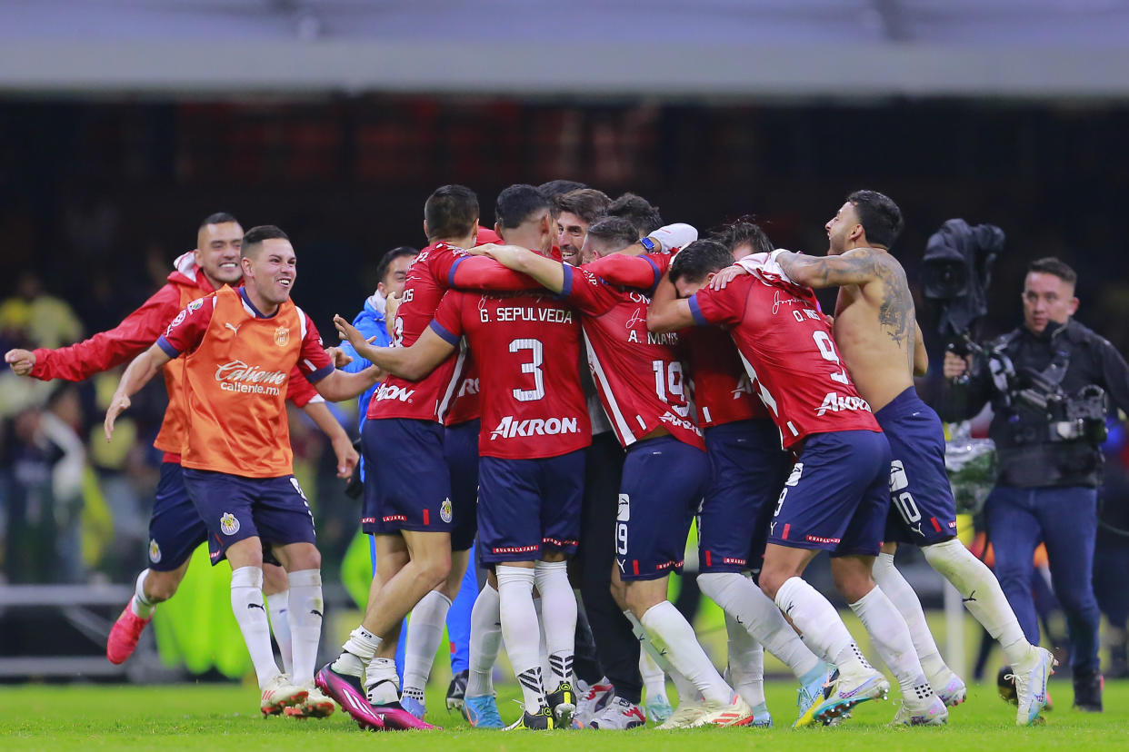 Chivas festejando su victoria sobre América en el Estadio Azteca por las Semifinales de la Liga MX. (Mauricio Salas/Jam Media/Getty Images)