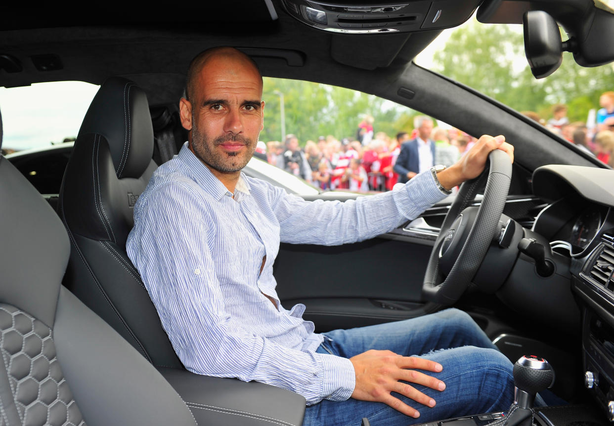 Josep Guardiola, en su época del entrenador del Bayern de Múnich, dentro de un coche en el asiento del conductor.