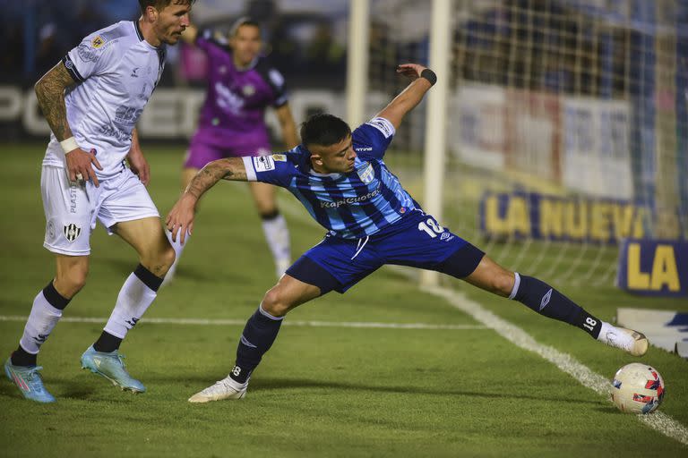 Ramiro Ruíz Rodríguez se esfuerza para controlar la pelota; el Decano volvió al triunfo tras el tropiezo con Arsenal y volvió a mantener el arco invicto, como en nueve de los 13 partidos