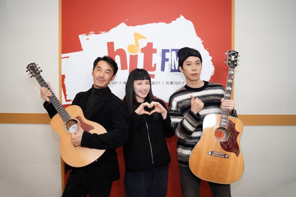 ▲李晉瑋 (右) 跟李李仁 (左) 來到魏如萱電台節目宣傳新歌。