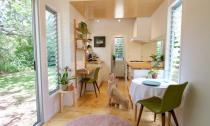 <p>Las ventanas y puertas maximizan una buena ventilación y proporcionan mucha luz.<br>Foto: The Tiny House Company </p>