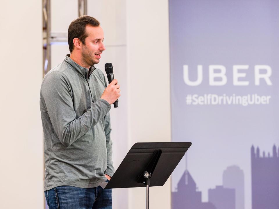 <p>Anthony Levandowski, cofundador de Otto y vicepresidente de ingeniería de Uber, habla con miembros de la prensa durante el lanzamiento del modelo piloto del automóvil autónomo Uber en el Centro de Tecnologías Avanzadas de Uber el 13 de septiembre de 2016 en Pittsburgh, Pensilvania. Uber lanzó un innovador servicio de automóviles sin conductor, adelantándose a los gigantes automotrices de Detroit y a los rivales de Silicon Valley con tecnología que podría revolucionar el transporte. </p> (ANGELO MERENDINO / AFP / Getty Images)