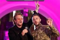 <p>Bono et le chanteur du groupe&nbsp;Antytila dans le métro de Kiev dimanche.</p>