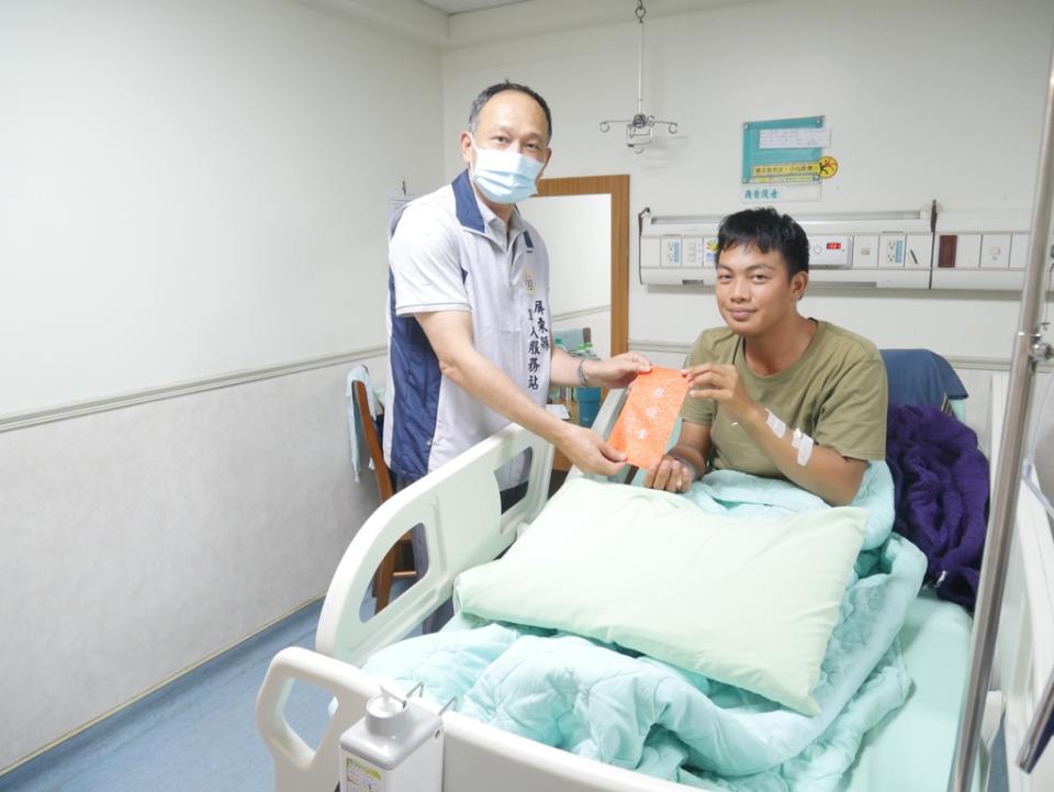 屏東縣軍人服務站專員袁光武(左)親赴醫院探視、關懷。圖/軍服站提供