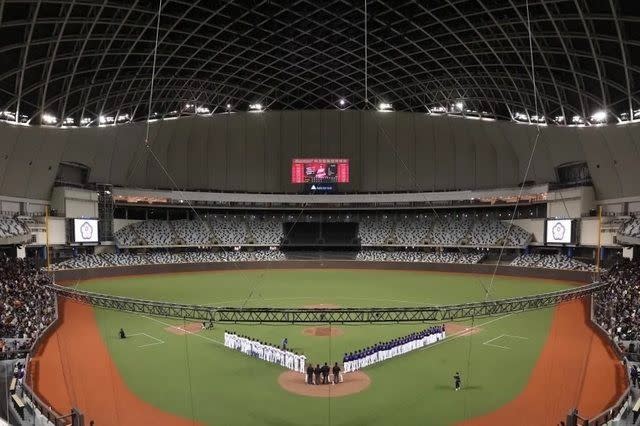 天母棒球場大螢幕（24m X 9.6m）。（圖／翻攝自PTT）