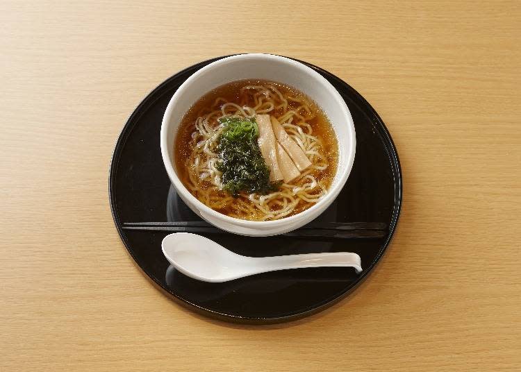 名產清爽醬油拉麵「夜鳴蕎麥麵（夜鳴きそば）」