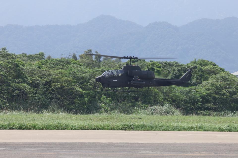 520就職典禮排練，國旗梯隊由陸軍與海軍反潛航空大隊702作戰隊組成，此為海軍首度加入國旗梯隊陣容，全隊以12架直升機編制，展示18X12公尺之國旗,AH-1W 超級眼鏡蛇直升機。陳品佑攝
