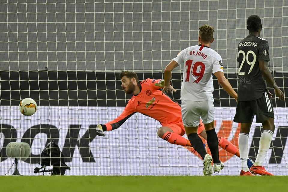 Sevilla's Luuk de Jong, center, scores his side's second goal during an Europa League semifinal match between Sevilla and Manchester United, in Cologne, Germany, Sunday, Aug. 16, 2020. (AP Photo/Martin Meissner, Pool)