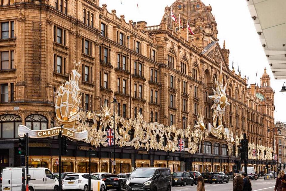 Las decoraciones navideñas de Harrods están dedicadas a la casa de moda Dior, Londres, Reino Unido, 5 de diciembre de 2022.