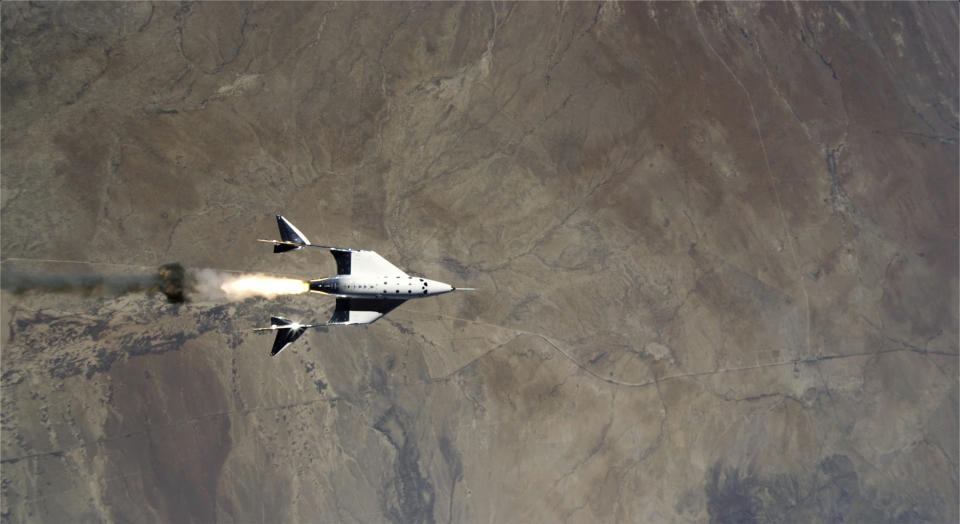 Esta imagen del sábado 22 de mayo de 2021, facilitada por Virgin Galactic, muestra el momento en que el transbordador VSS Unit enciende su motor cohete tras ser liberado de la nave VMS Eve sobre el centro espacial Spaceport America, en Nuevo México. (Virgin Galactic vía AP)