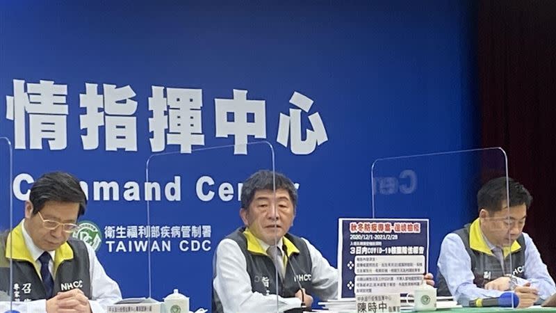 對我國武肺疫苗預算日前傳出以1劑700元、1500萬劑計算。指揮官陳時中笑稱從未這樣說，指我國還有52億元增加預算空間。（圖／記者簡浩正攝影）