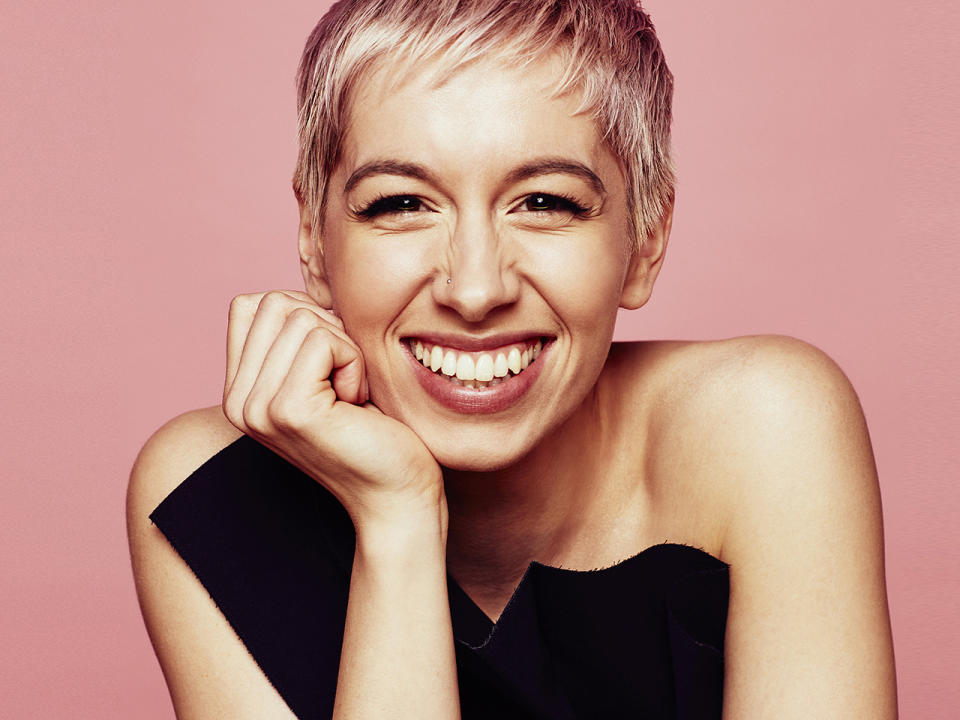 <p>Kandidat: SuRie, Song: “Storm”. Susanna Marie Cork tritt unter ihrem Künstlernamen SuRie für Großbritannien an. Ein Aufstieg für die Künstlerin, die vor drei Jahren noch als Background-Sängerin und Tänzerin den belgischen Kandidaten Loïc Nottet beim ESC vertrat. (Bild-Copyright: Presse/Eurovision.tv) </p>