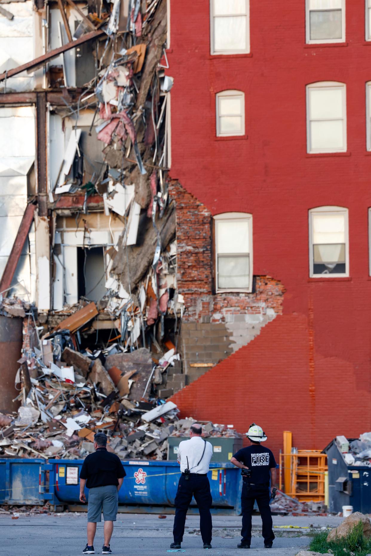 La fachada del edificio de ladrillo rojo fue arrancada, dejando al descubierto las unidades de apartamentos en el interior. (AP)