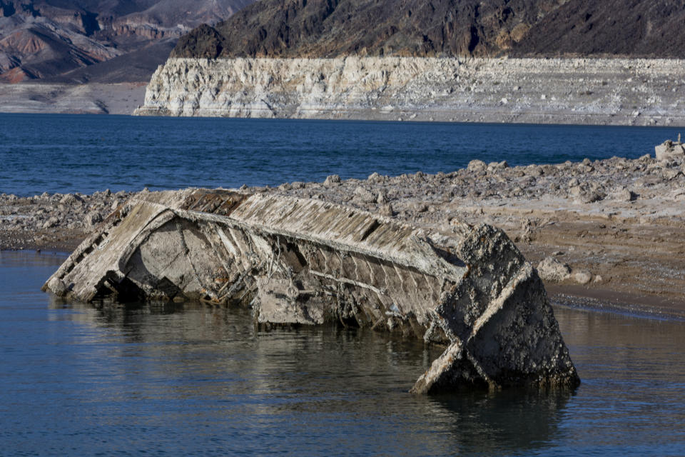 Lancha de desembarco de soldados o tanques de la Segunda Guerra Mundial que quedó al descubierto al bajar el nivel de las aguas del Lago Mead en Boulder City (Nevada) en medio de una sequía. Foto del 30 de junio del 2022. (L.E. Baskow/Las Vegas Review-Journal via AP)