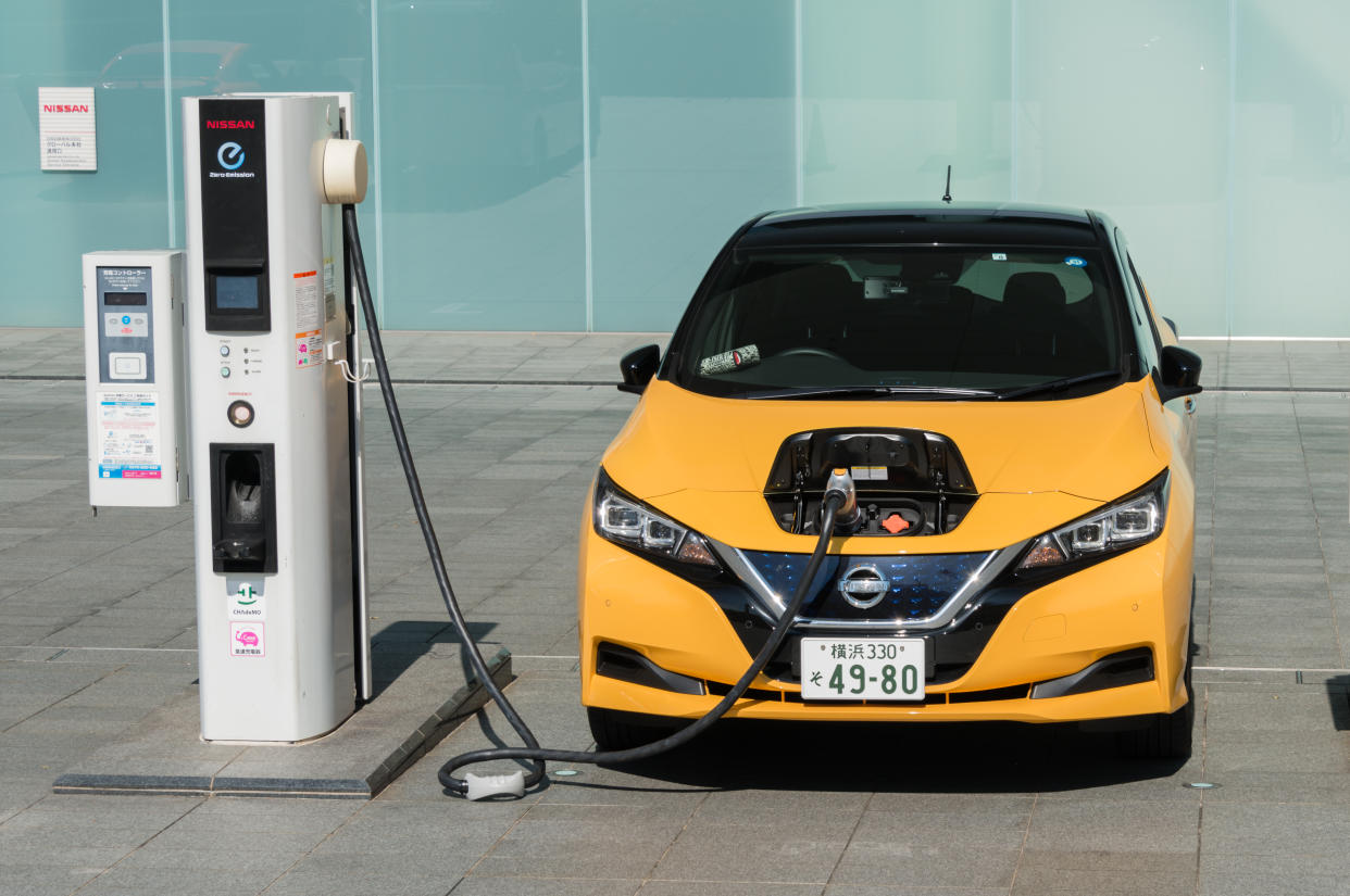 Ein "Nissan Leaf" an der Ladestation in Yokohama. Es ist eines von nur vier Modellen, das in Deutschland als Fahrschulauto mit Elektroantrieb zugelassen ist. Foto: Symbolbild / gettyimages / joel-t