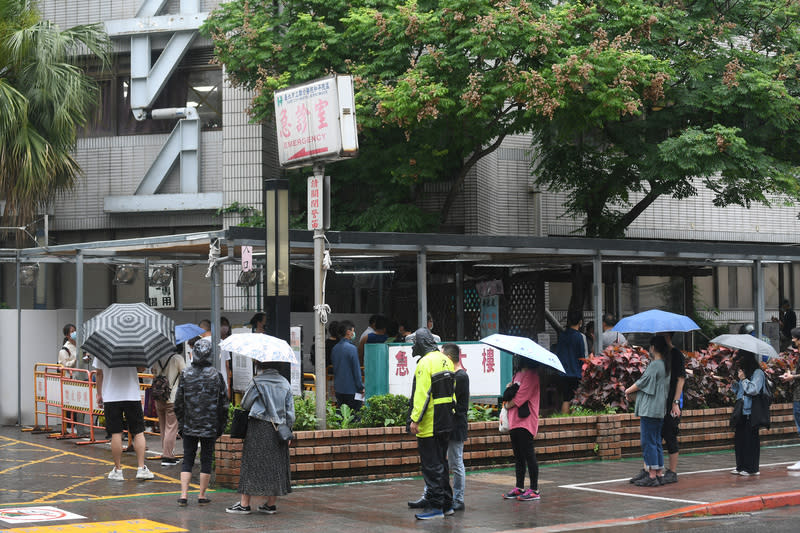 民眾醫院排隊篩檢。（中央社／檔案照片）