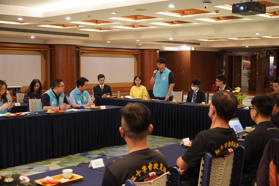 魏嘉彥（站立者）市長分享此次花蓮地震，如何與慈濟合作於災民安置機制。（圖：慈濟基金會提供）