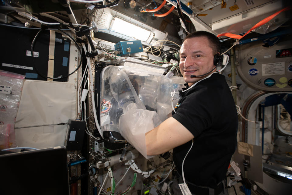 Andrew Morgan bei seinen Experimenten auf der ISS (Bild: Nasa)